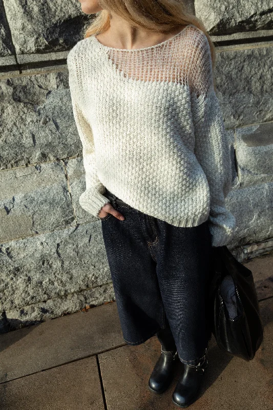 DISTRESSED DETAIL SWEATER